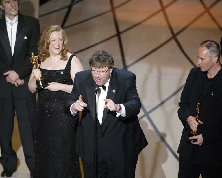 2003奧斯卡頒獎典禮頒發最佳紀錄片時，麥可摩爾執導的《科倫拜校園事件》、製片人麥可唐納文（Michael Donovan）與其他組入圍者竟全部一起走上台