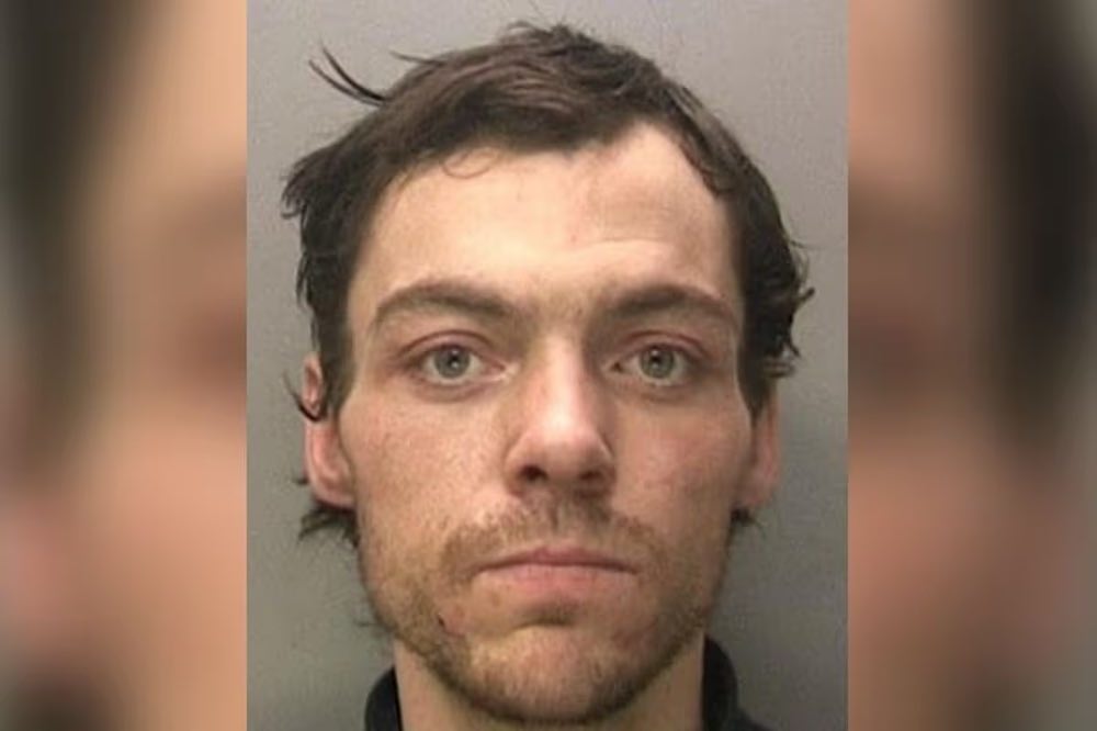 也不需要為安東尼羅素（Anthony Russell）喝采，他本身也是一個極恐怖的重罪犯。他在2020年10月殺害了一名58歲婦女和她31歲的兒子，並性侵且殺害了一名31歲孕婦，還在逃亡中搶劫一名78歲長者、襲擊75歲男子。由於他全部認罪，最後被判處終身監禁不得假釋。