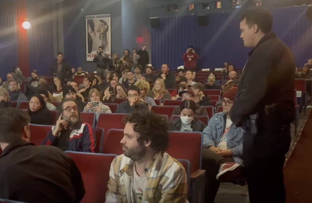 看個時間也不行？昆汀塔倫提諾的戲院法則：解析新比佛利戲院為何對「手機亮光」零容忍